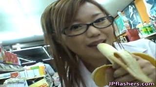 Una donna giapponese si masturba con una banana 