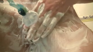 Una donna molto sexy si depila la fica sotto la doccia