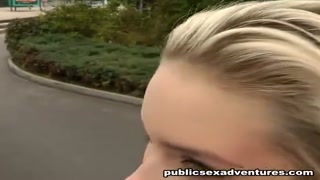 Un uomo convince una donna per strada a scoparlo. 