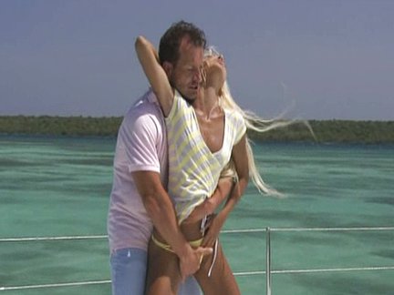 Bionda sexy si fa fottere in barca dal suo amante ricco