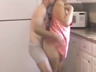 Un uomo più giovane scopa una donna matura in cucina