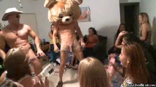 Il cowboy e l'orso si fanno succhiare al party hot