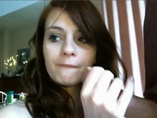 La bella brunetta si spoglia e fotte con la webcam