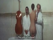 Il marito musicista ossesssionato e la moglie dal corpo a forma di violoncello...