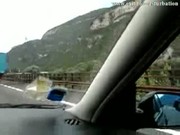Video amatoriale di una donna che si masturba in auto